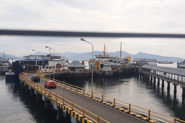 Sejumlah kendaraan memasuki dermaga Pelabuhan Ketapang, Kabupaten Banyuwangi, Jawa Timur, Desember 2021.