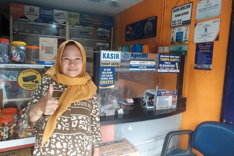 Yuli (45) agen BRILink yang berada di Jalan Proklamasi Kota Depok, Jawa Barat