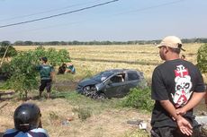 Mobil yang Dikemudikan Pejabat Disdik Ngawi Masuk Parit