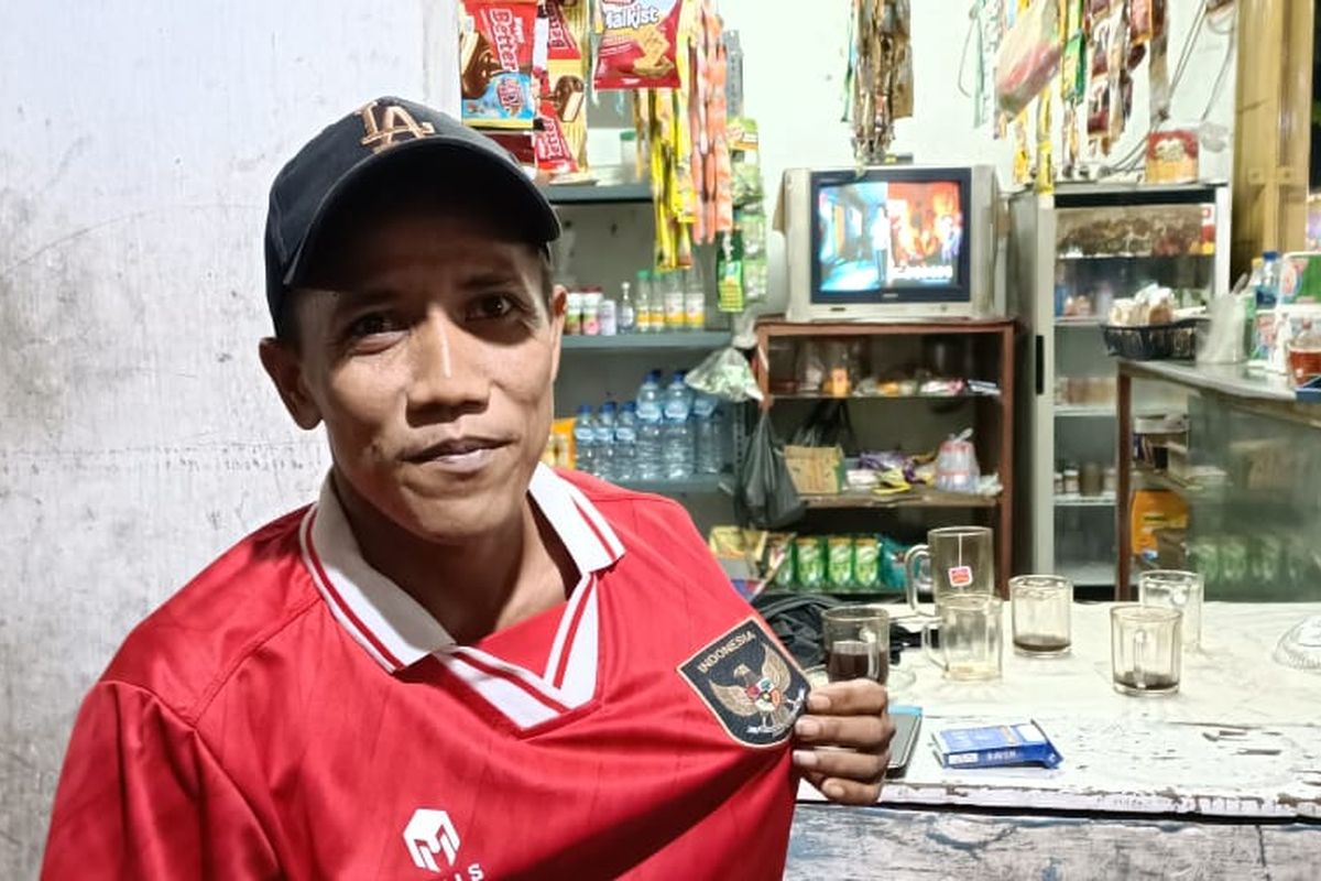 Bongkeng (26), warga Mangunjaya, Tambun Selatan yang ikut menonton sepakbola antara Indonesia vs Argentina di warung kopi, Senin (19/6/2023). Dirinya tak mau ketinggalan mendukung Indonesia meski tak bisa menonton langsung di stadion.