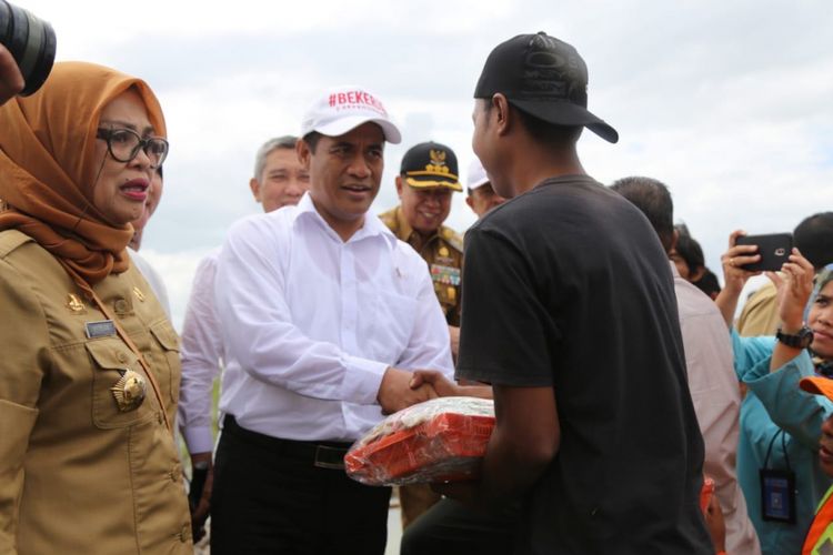 Menteri Pertanian Andi Amran Sulaiman memberi bantuan pertanian bagi petani korban banjir di tiga kabupaten di Sulawesi Selatan, Senin (9/7/2018).