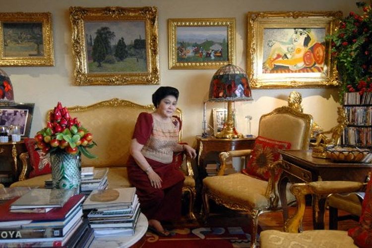 Mantan ibu negara Filipina Imelda Marcos terlihat di apartemennya di Manila, 27 Juni 2007, dengan galeri lukisan termasuk Picasso, terlihat di kanan atas. Imelda Marcos mengatakan dia tidak perlu malu, 08 Oktober 2007. 