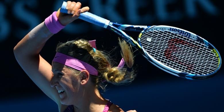 Petenis Belarusia, Victoria Azarenka melakukan pengembalian ke arah petenis Swedia, Johanna Larsson pada babak pertama Australia Open di Melbourne Park, Selasa (14/01/20140.