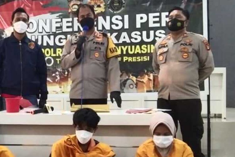 Polres Muba menggelar rilis pembunuhan seorang anak yang menderita autis. Korban dibunuh oleh orangtuanya sendiri akibat sering BAB sembarangan, Jumat (26/11/2021).