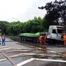 Truk Trailer Terbakar di Tepi Jalan Tol Gresik