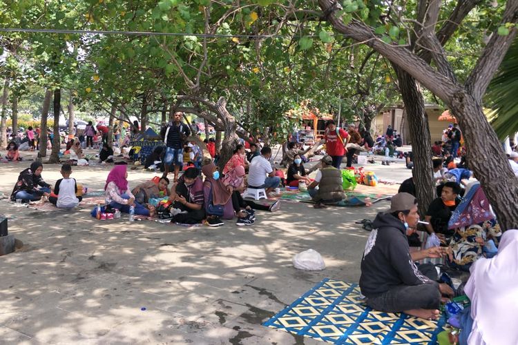 Kawasan wisata Taman Impian Jaya Ancol, tepatnya di Pantai Timur, ramai dikunjungi wisatawan pada hari pertama Idul Fitri, Kamis (13/5/2021).