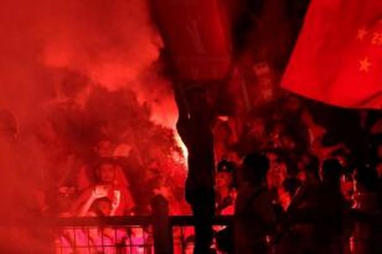 Suporter menyalakan kembang api dalam pertandingan persahabatan antara Liverpool dan Indonesia di Stadion Utama Gelora Bung Karno, Senayan, Jakarta, Sabtu (20/7/2013) malam. Liverpool menang 2-0.