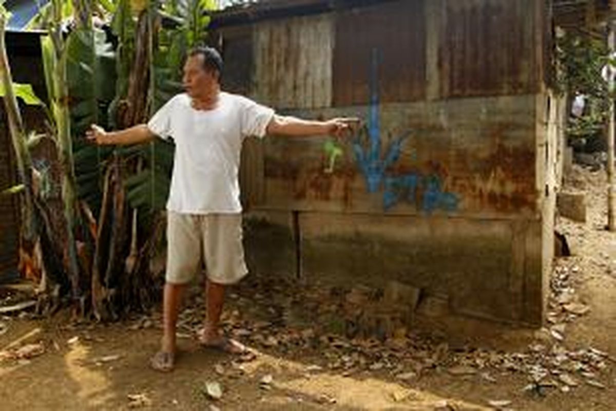 Aktivitas Yusuf, warga di Kampung Bidaracina yang rumahnya berada persis di pinggir Kali Ciliwung, Kampung Melayu, Jakarta Timur, Kamis (27/8/2015). Bidaracina merupakan kawasan yang akan digusur terkait proyek normalisasi dan sodetan  Kali Ciliwung. 