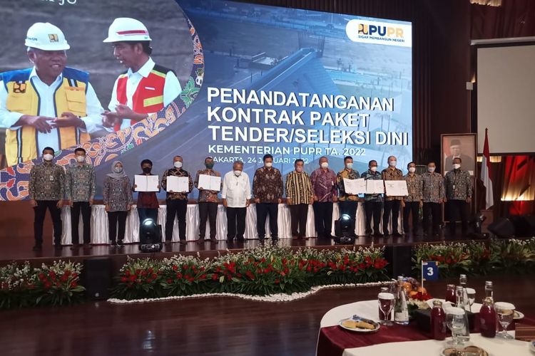 Penandatanganan kontrak paket 838 tender/seleksi dini yang disaksikan oleh Menteri PUPR Basuki Hadimuljono dan Menteri Koordinator (Menko) Bidang Perekonomian Airlangga Hartanto, Senin (24/1/2022).