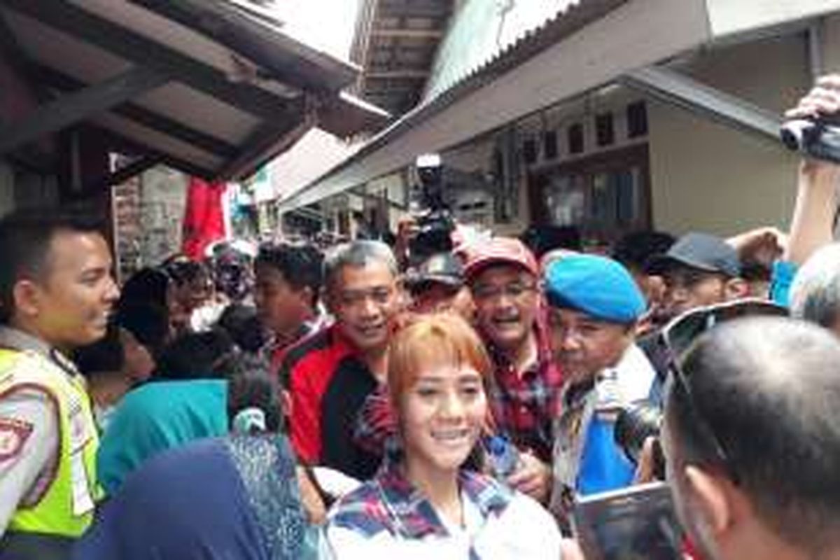 Calon wakil gubernur DKI Djarot Saiful Hidayat berkampanye di RW 01 Rawa Terate, Cakung, Jakarta Timur. Kamis (12/1/2017)