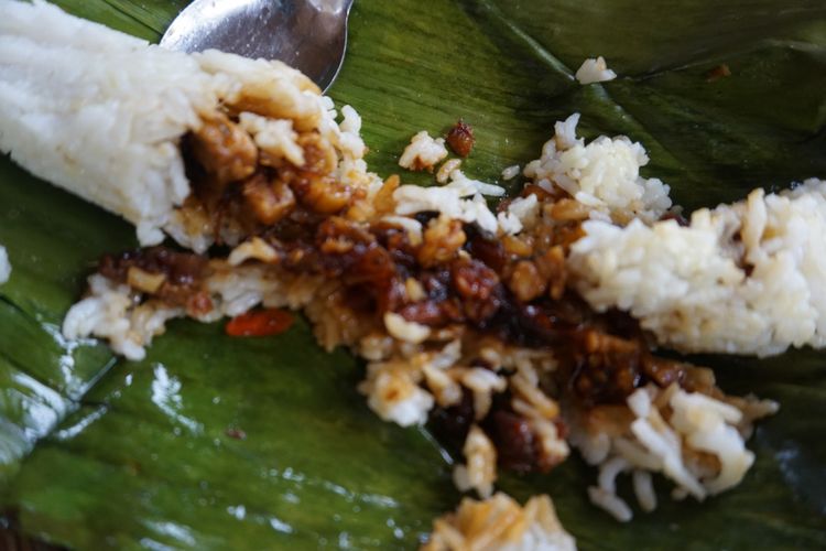 Bekamal, kuliner khas Using Banyuwangi. Bekamal ditumis dengan cabai, bawang merah, bawang putih dan tomat kalau dijadikan isian Sego Jajang, nasi yang dibungkus daun pisang lalu dibakar di dalam bambu.