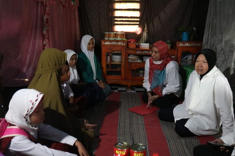 Menteri Sosial (Mensos) Tri Rismaharini mengajak kelima saudara yatim di Sinjai saat bertemu dengan kelima saudara yatim di Desa Gunung Perak, Kecamatan Sinjai Barat, Kabupaten Sinjai, pada Senin (1/4/2024). Lokasi ini berjarak sekitar 200 kilometer (km) dari Kota Makassar.