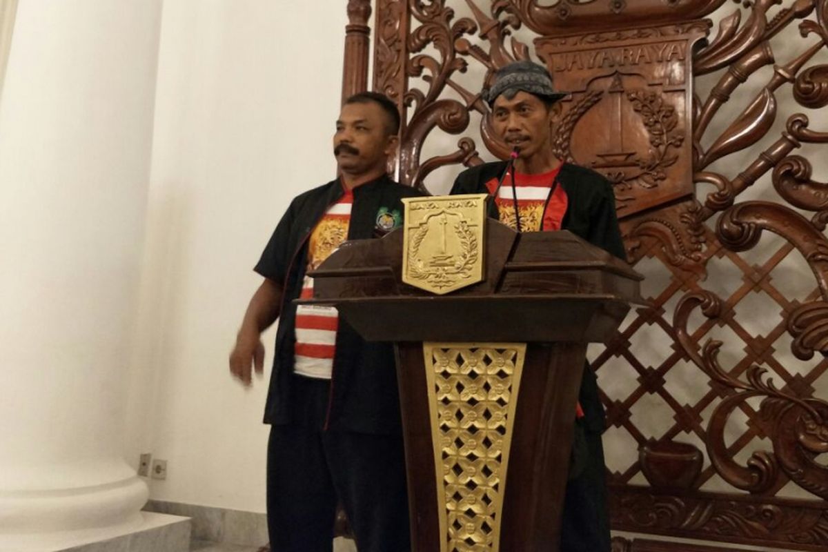 Warga Ponorogo yang berjalan kaki dari Ponorogo ke Jakarta. Mereka bertemu dengan Gubernur DKI Jakarta Anies Baswedan sebelum pulang ke Ponorogo, Kamis (18/1/2018). 