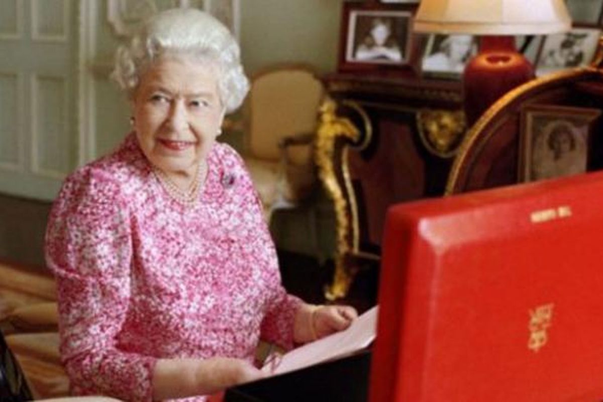Istana Buckingham mengeluarkan dua foto baru Ratu Elizabeth II. 