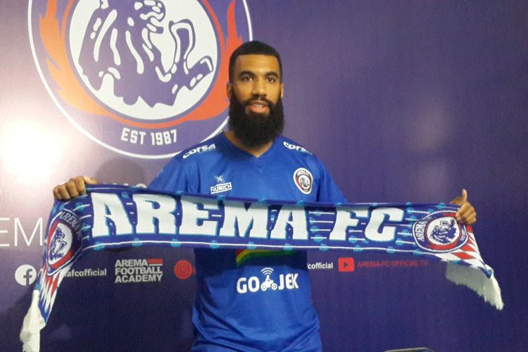 Straiker baru Arema FC, Sylvano Dominique Comvalius saat diperkenalkan di Kantor Arema FC, Rabu (24/4/2019) malam