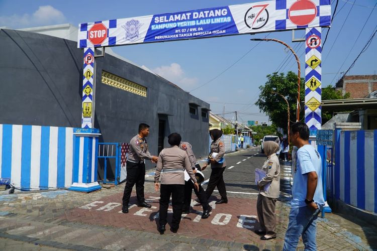 Petugas dari Satlantas Polres Pasuruan sedang melakukan edukasi kepada warga tentang safety riding di Kampung Sadar Lalu Lintas, Kamis (19/9! 2024) 