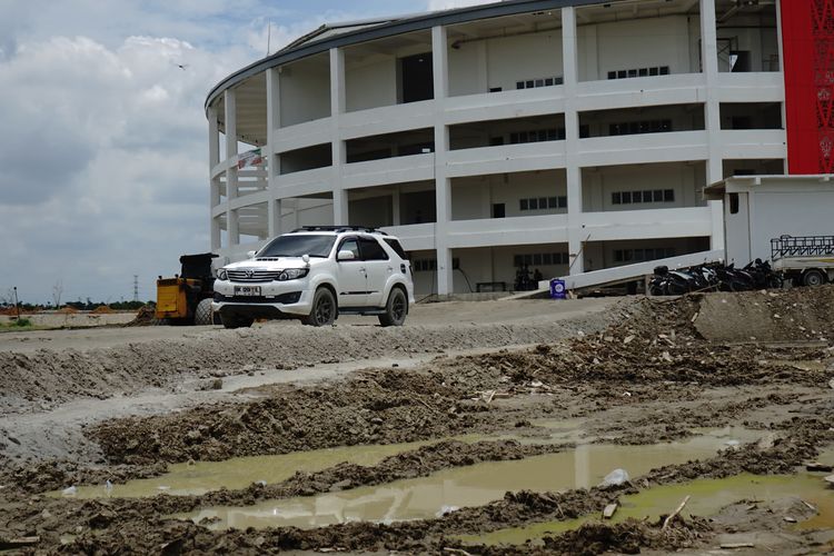 Suasana di bagian kiri dan kanan jalan menuju venue Bola Voli Indoor masih becek dan terdapat genangan air, di kawasan Sport Center Sumut, di Desa Sena, Kabupaten Deli Serdang. 