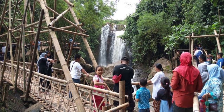 Obyek wisata Air Terjun Curug Gending Asmoro di Dusun Tompo Gunung, Desa Kalongan, Kecamatan Ungaran Timur, Kabupaten Semarang, Jawa Tengah, Sabtu (17/2/2018).