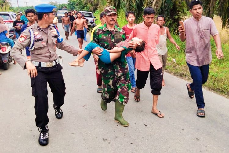 Petugas TNI saat mengevakuasi bocah yang tewas tenggelam di parit, di Desa Rokan Jaya, Kecamatan Kepenuhan, Kabupaten Rokan Hulu, Riau, Kamis (4/1/2024).