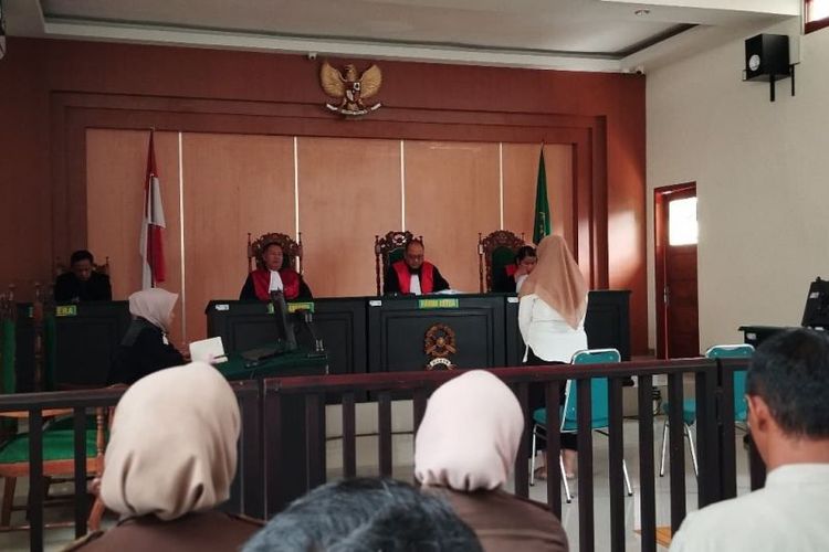 Suasana sidang putusan kasus pembunuhan menggunakan racun sianida yang ditabur dalam minuman kopi di Pengadilan Negeri Pacitan, Selasa (10/9/2024).