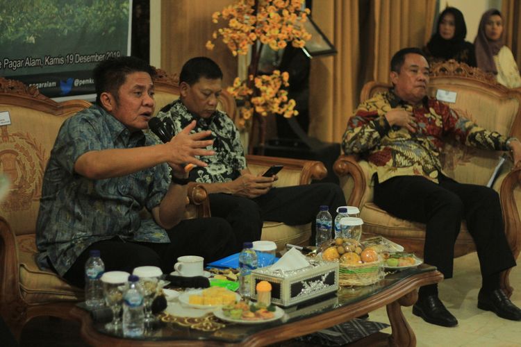 Gubernur Sumsel Herman Deru (kiri), Kapolda Sumsel Irjen Pol Priyo Widyanto dan Bupati Lahat Cik Ujang, saat menggelar rapat koordinasi serangan buas/harimau dikediaman Walikota Pagalaram, Kamis (20/12/2019).