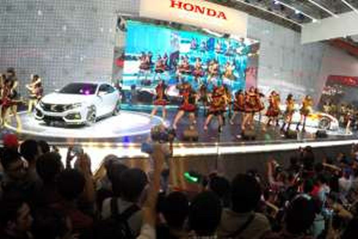 JKT 48 berhasil menghibur pengunjung booth Honda di GIIAS 2016.