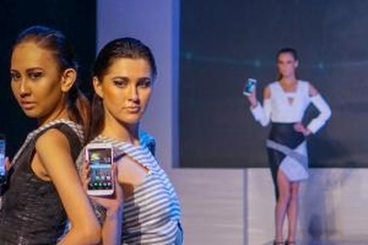 Model memamerkan smartphone Android Liquid Jade dalam fashion show yang digelar di acara peluncuran Acer Liquid Jade dan Liquid Z500 di Jakarta, Selasa (28/10/2014)