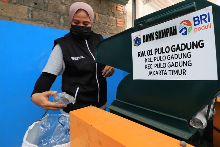 BRI memberikan bantuan berupa tempat pengelolaan sampah terpadu (bank sampah) di dua lokasi di Provinsi DKI Jakarta. 