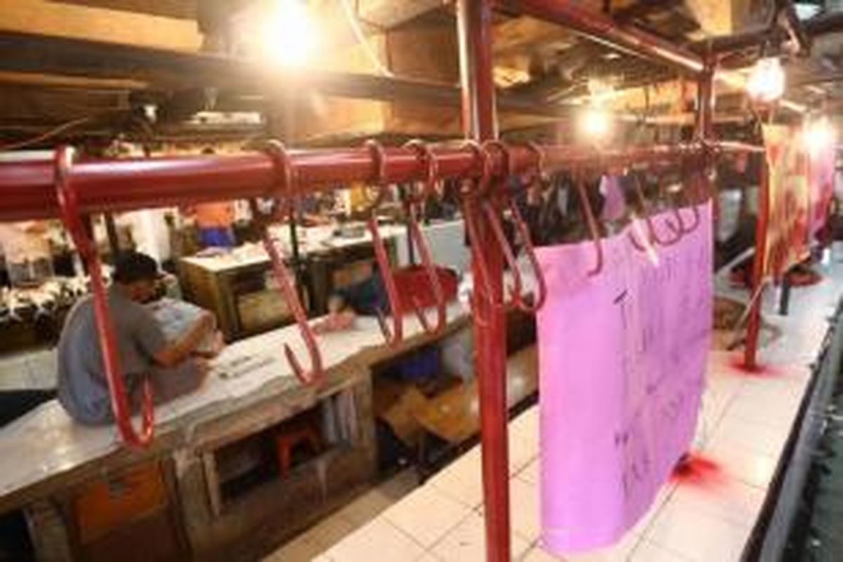 Tulisan kekesalan pedagang daging sapi terpasang di los daging di Pasar Senen, Jakarta Pusat, Senin (10/8/2015). Semua pedagang daging sapi menggelar aksi unjuk rasa menuntut pemerintah segera menstabilkan harga daging sapi yang selama ini semakin tinggi. Mereka menduga adanya dalang mafia daging di balik tingginya harga. 