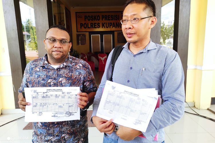 Askino Geissler Sada (29) warga Kabupaten Manokwari, Papua Barat, bersama kuasa hukumnya Herry Kurniawan, mendatangi Markas Polres Kupang, NTT, untuk menanyakan perkembangan kasusnya, Rabu (5/4/2023)