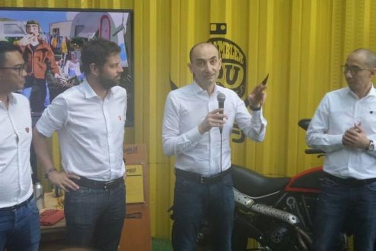 CEO Ducati Cladio Domenicali (kedua dari kanan) saat memberi kata sambutan dalam acara Meet and Greet di Ducati Flagship Store, Kemang, Jakarta Selatan, Jumat (17/2/2017).
