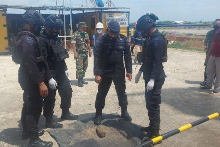 Tim Jibom Brimob Polda Jatim mengamankan mortir hasil temuan pekerja di Proyek Freeport di KEK JIIPE, Kecamatan Manyar, Rabu (29/12/2021).
