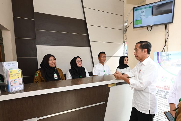 Presiden Joko Widodo meninjau fasilitas dan pelayanan kesehatan di Rumah Sakit Umum Daerah (RSUD) Sibuhuan, Kabupaten Padang Lawas, Provinsi Sumatera Utara, Jumat (15/3/2024).