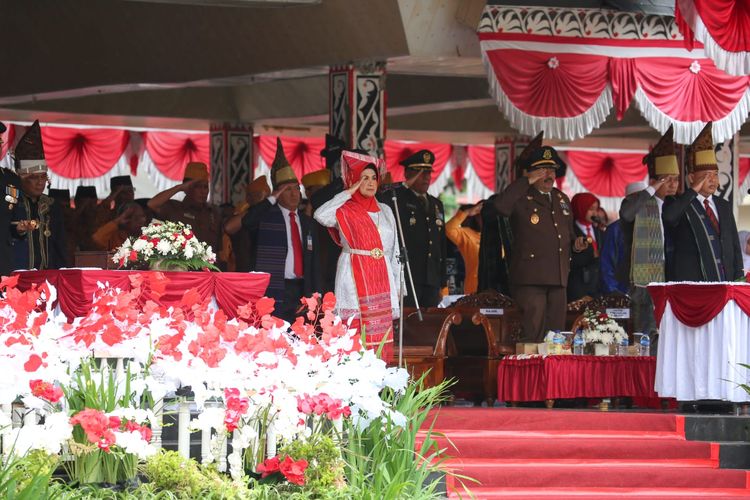 Wali Kota Pematang Siantar Susanti sedang memberikan hormat kepada sang saka merah putih dalam Upacara HUT ke-78 Republik Indonesia (RI) di Lapangan Haji Adam Malik, Siantar Barat, Kamis (17/8/2023).