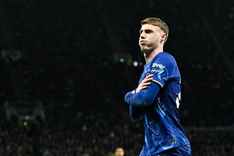 Penyerang Chelsea, Cole Palmer, melakukan selebrasi setelah mencetak gol kedua bagi timnya pada laga Liga Premier antara Tottenham Hotspur dan Chelsea di Tottenham Hotspur Stadium pada 8 Desember 2024.