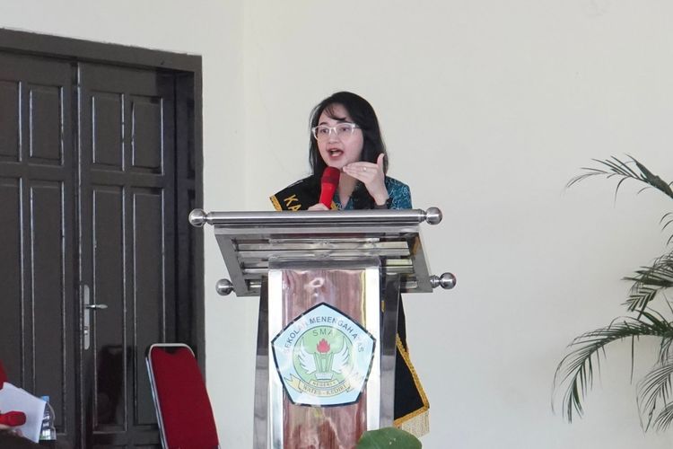 Bunda Generasi Berencana (Genre) Kabupaten Kediri Eriani Annisa Hanindhito dalam acara edukasi gizi dan pencegahan anemia di SMA Negeri 1 Wates, Rabu (14/8/2024).