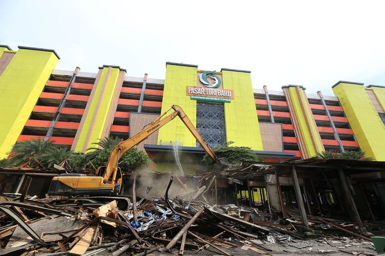 Petugas dari Satpol PP dan BPBD Kota Surabaya, Jawa Timur, melakukan pembongkaran tempat penampungan sementara pedagang di halaman gedung Pasar Turi Baru, Surabaya, Selasa (22/3/2022).