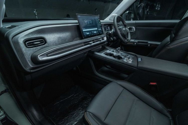 Kabin BAIC BJ30 Hybrid RHD dilengkapi layar sentuh 14,6 inci dan panel instrumen digital 10,25 inci. Desain ergonomis dengan inspirasi pesawat tempur, ambient lighting, dan fitur canggih menghadirkan pengalaman berkendara kelas premium. 