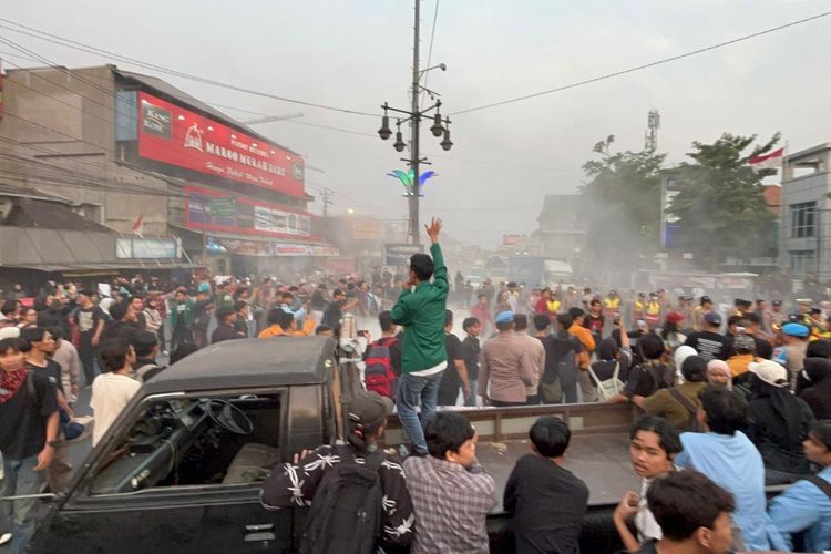 Demo 2 Tahun Prabowo-Gibran di Sukoharjo Nyaris Ricuh, Mahasiswa Bakar Ban, Kapolres Kena Lempar Air Mineral