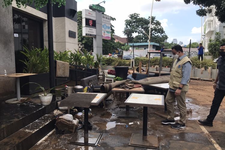 Gubernur DKI Jakarta, Anies Baswedan meninjau kawasan terdampak banjir di Jalan Taman Kemang, Mampang Prapatan, Jakarta Selatan pada Minggu (21/2/2021) siang.