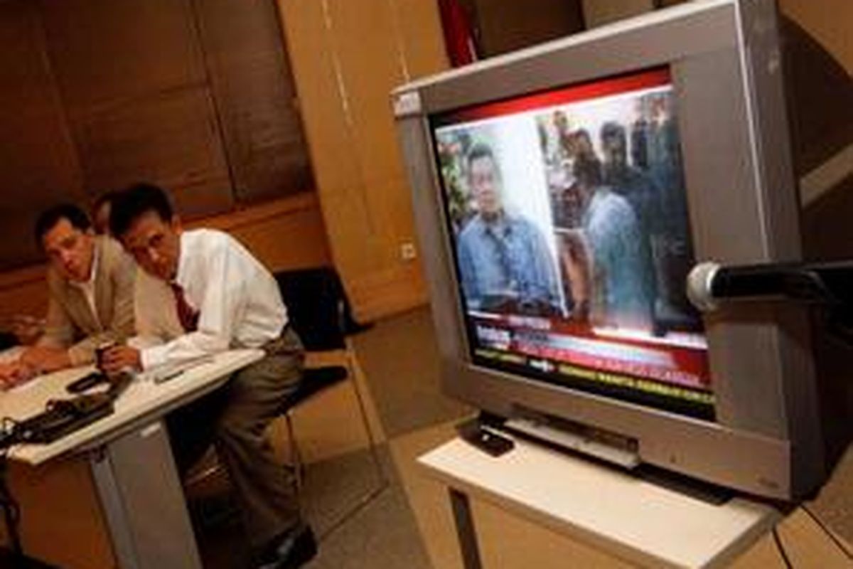 Pimpinan KPK nonaktif, Chandra M Hamzah (kiri) menyaksikan pidato tanggapan Presiden Susilo Bambang Yudhoyono terhadap rekomendasi Tim Delapan, melalui tayangan televisi di Gedung KPK, Jakarta, Senin (23/11) malam.