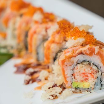 Ilustrasi sushi roll.