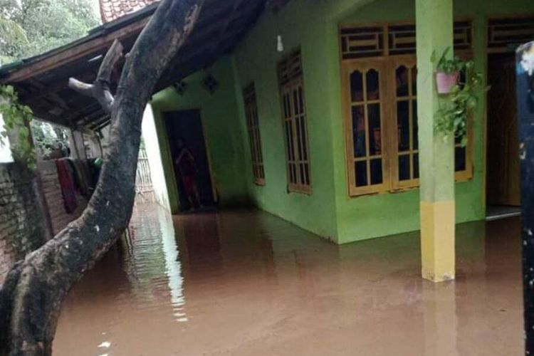 Banjir yang melanda Kota Bima, Nusa Tenggara Barat, meluas hingga merendam permukiman warga di sejumlah Kelurahan hingga Minggu (28/11/2021). Sebanyak 1.059 Kepala Keluarga terdampak banjir tersebut.