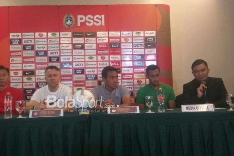 Dari kiri ke kanan: Pemain dan pelatih timnas Hong Kong Yapp Hung Fai serta Gary White dan pelatih dan pemain timnas Indonesia, Bima Sakti serta Hansamu Yama, dalam jumpa pers di Grand Zuri, Cikarang, Senin (15/10/2018).
