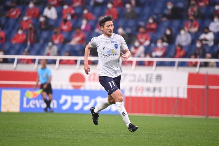 Kazuyoshi Miura adalah pemilik rekor sebagai pemain profesional tertua di dunia. Saat ini ia masih tercatat sebagai pemain Yokohama FC. Lahir 26 Februari 1967, usianya kini sudah mencapai 54 tahun!
