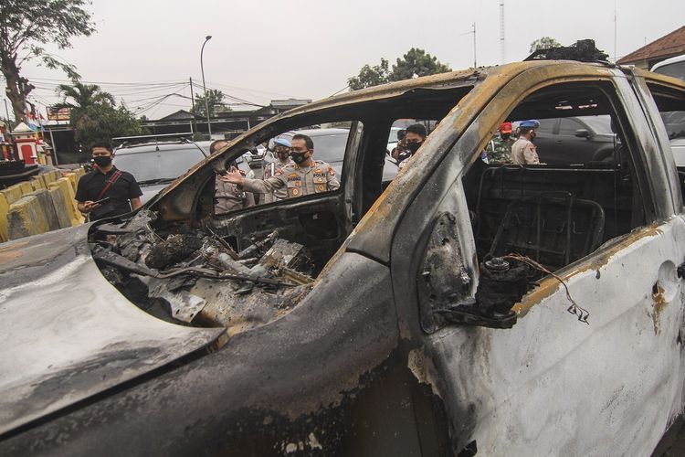 Kondisi mobil yang rusak akibat penyerangan di Polsek Ciracas, Jakarta, Sabtu, (29/8/2020). Polsek Ciracas dikabarkan diserang oleh sejumlah orang tak dikenal pada Sabtu (29/8) dini hari. ANTARA FOTO/Asprilla Dwi Adha/hp.