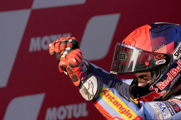 Pebalap Ducati asal Spanyol Marc Marquez merayakan posisi ketiga dalam peringkat umum setelah Grand Prix Barcelona di Circuit de Catalunya pada 17 November 2024 di Montmelo Barcelona.