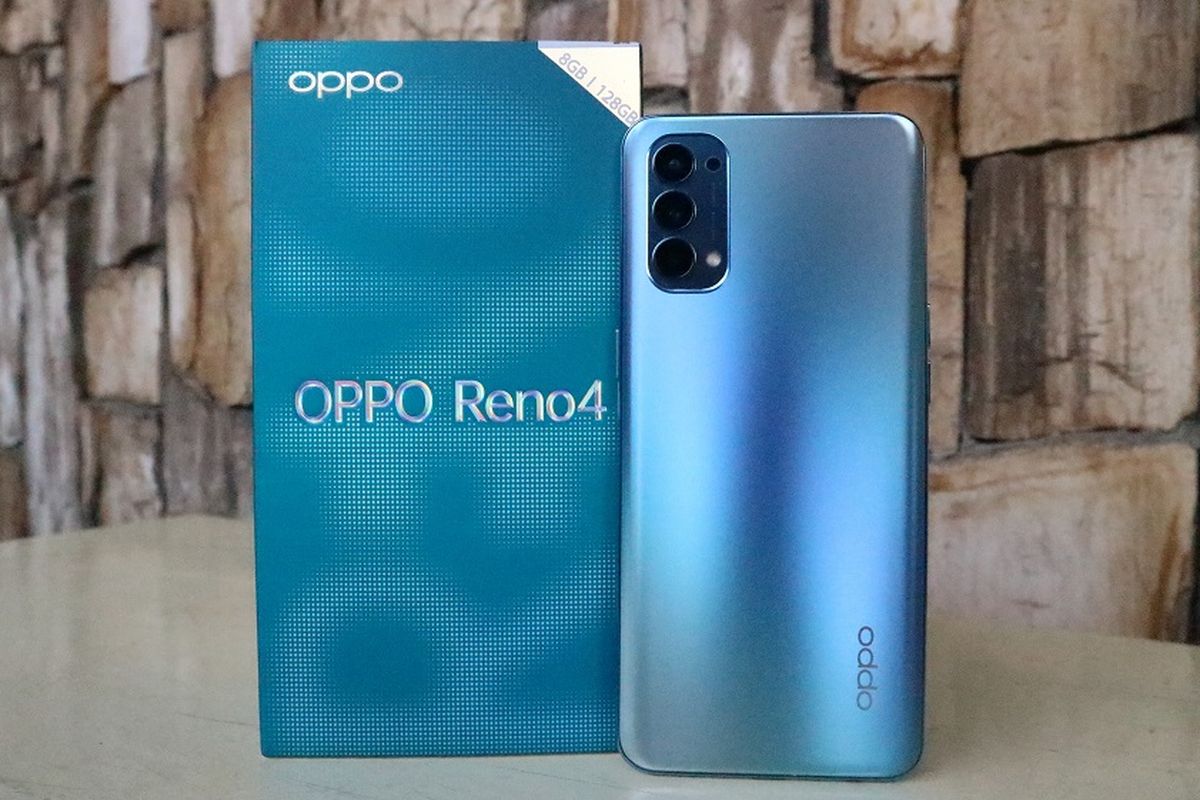 Kotak kemasan dan sisi punggung Oppo Reno4.