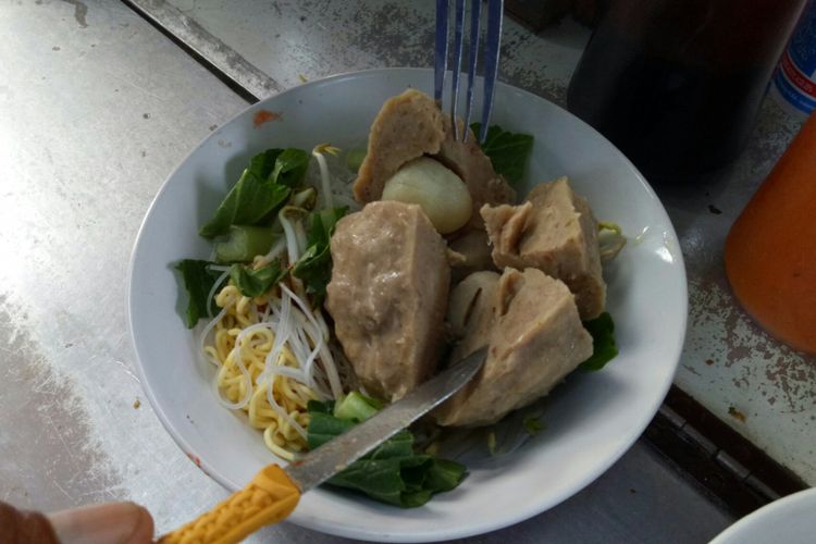 Wujud bakso beranak di Bakso Beranak Pak Gayeng ini cukup besar, diameternya delapan sampai sembilan sentimeter, berisi delapan bakso kecil aneka rasa.