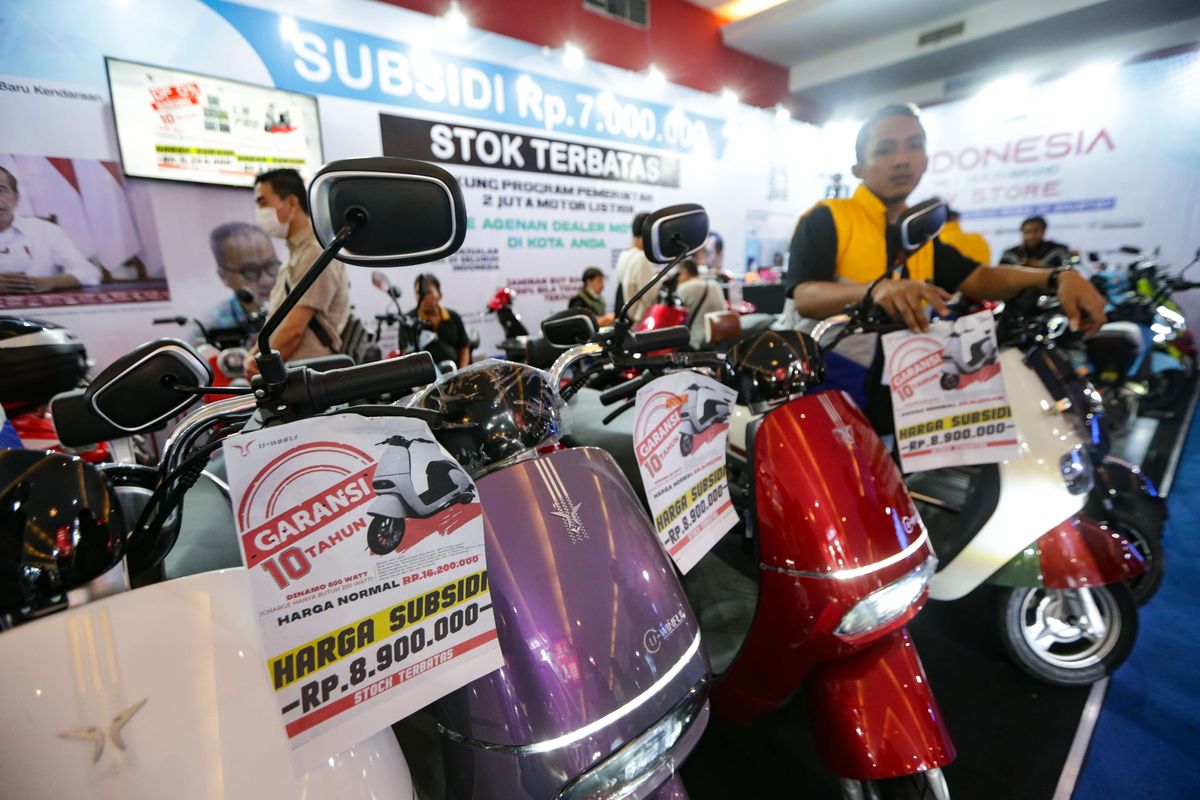 Gimik subsidi Rp 7 juta untuk pembelian motor listrik di Indonesia International Motor Show (IIMS) 2023 di JIExpo, Kemayoran, Jakarta Pusat, Minggu (19/2/2023). Gimik tersebut diberikan sama saja dengan potongan harga atau diskon. Pasalnya, regulasi insentif motor listrik belum resmi dikeluarkan pemerintah.